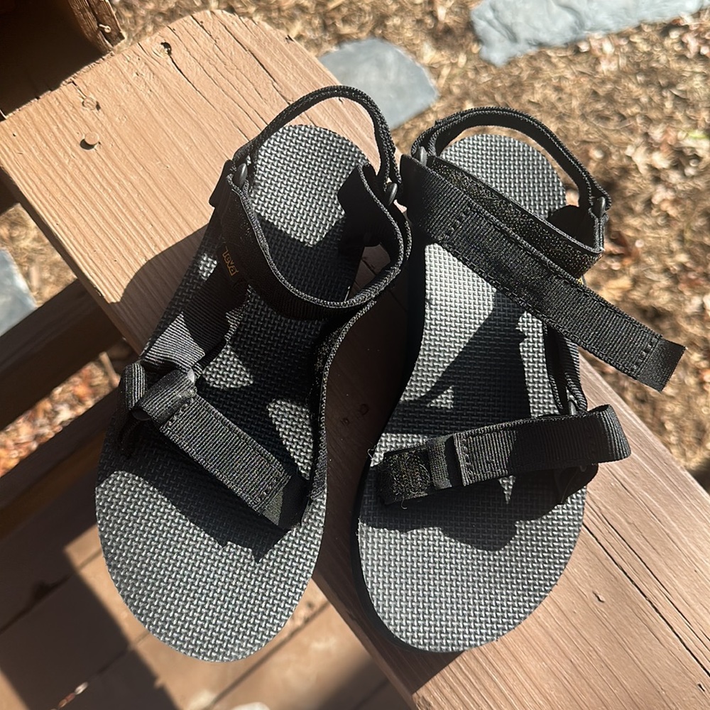 Teva Flatform Universal Sandals in black - never worn!